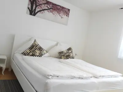 Schlafzimmer mit Doppelbett