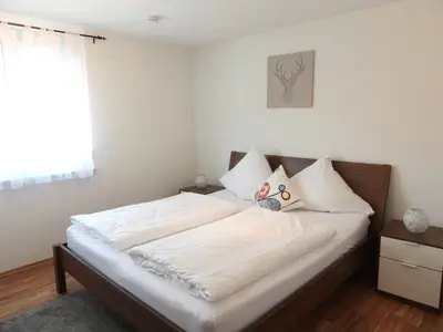 Schlafzimmer mit Doppelbett