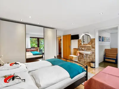 An das Schlafzimmer schließt das kleine Kinderzimmer an