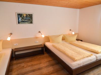 Schlafzimmer mit Doppelbett und Einzelbett