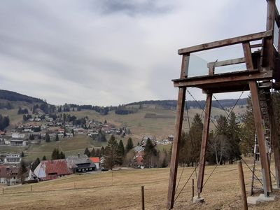 Große Stühle am Wanderweg