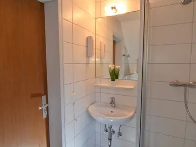 Badezimmer mit Dusche und WC