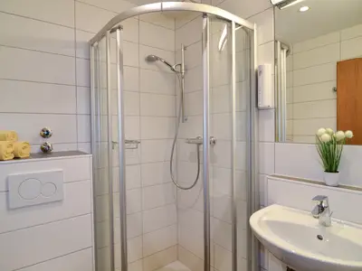 Badezimmer mit Dusche und WC