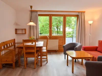 Wohnraum mit Essecke und Sofa (Beispielbild)