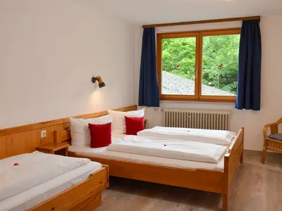 Schlafzimmer mit Doppelbett und Einzelbett (Beispielbild)