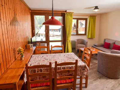 Wohnraum mit Essecke und Sofa (Beispielbild)