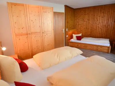 Schlafzimmer mit Doppelbett und Einzelbett (Beispielbild)