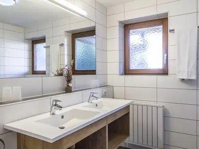 Badezimmer mit Dusche und WC (Beispielbild)