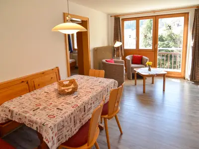 Wohnraum mit Essecke und Sofa (Beispielbild)