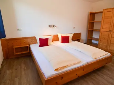 Schlafzimmer mit Doppelbett (Beispielbild)