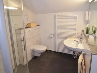 Badezimmer mit Dusche und WC (Beispielbild)