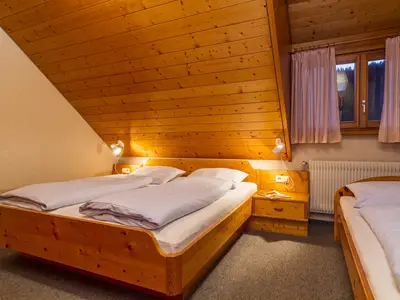 Schlafzimmer mit Doppelbett und Einzelbett