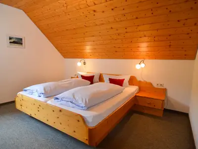 Schlafzimmer mit Doppelbett