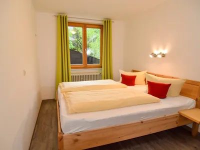 Schlafzimmer mit Doppelbett