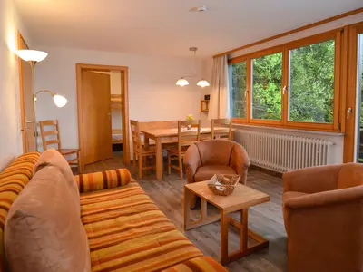 Wohnraum mit Essecke und Sofa