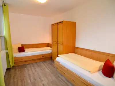 Schlafzimmer mit zwei Einzelbetten