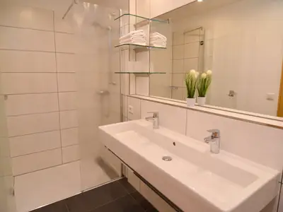 Badezimmer mit Dusche (WC separat)