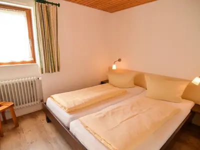 Schlafzimmer mit Doppelbett