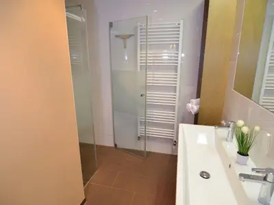 Badezimmer mit Dusche und Doppelwaschbecken