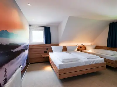 Schlafzimmer mit Doppelbett und Einzelbett
