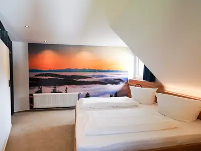 Schlafzimmer mit Doppelbett und Einzelbett