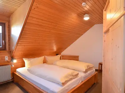 Schlafzimmer mit Doppelbett (Beispielbild)