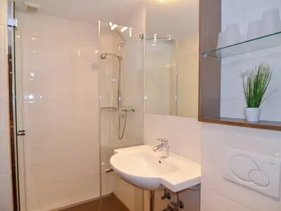 Badezimmer mit Dusche und WC (Beispielbild)