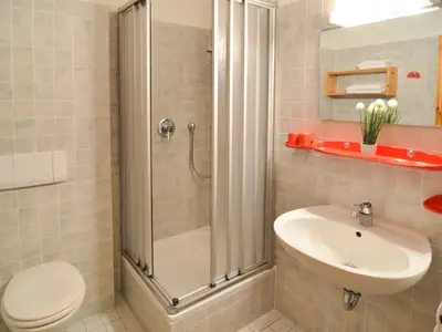 Badezimmer mit Dusche und WC (Beispielbild)