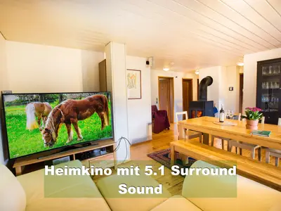 Wohnzimmer mit 65" Fernseher, 5.1 Kino-Surround Sound und Amazon Fire Internet TV
