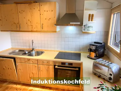voll ausgestattete Küche mit Induktionskochfeld, Backofen, Kaffeevollautomat, Dualit-Toaster und mehr