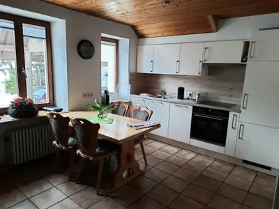 Gut ausgestattete Wohnküche mit Holzofen