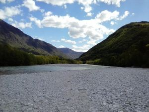 Kiesstrand Fluss Soča