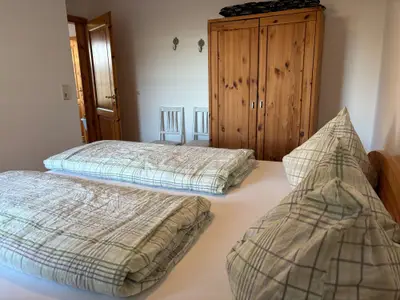 Schlafzimmer mit erhöhtem Doppelbett