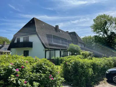 PKW-Parkplatz vor dem Haus