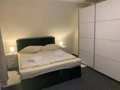 Schlafzimmer 1