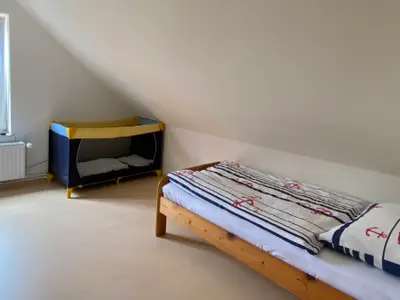 Einzelbett mit Beistellbett