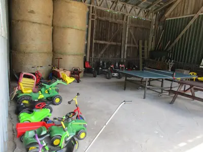 Toller Fuhrpark, viele verschiedene Kinderfahrzeuge, Tischtennisplatte
