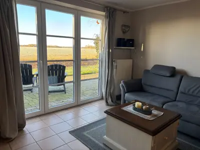 Wohnzimmer mit direktem Zugang zur Terrasse