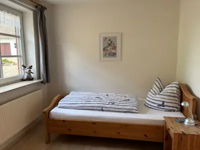 Einzelzimmer mit Verdunklungsrollo und Fliegengitter an den Fenstern