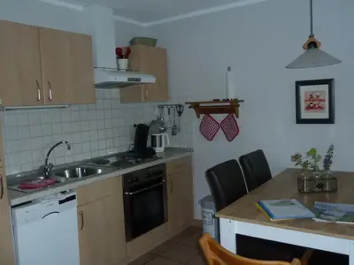 Komplett ausgestattete Küche mit gemütlichem Essplatz