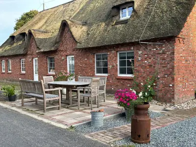 Gemütliche Sitzplätze auf dem Hof