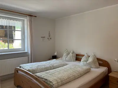 Elternschlafzimmer mit Fliegengitter und Verdunklungsrollos vor den Fenstern