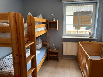 Kinderzimmer mit Fliegengitter und Verdunklungsrollos