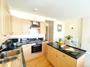 23983340-Ferienwohnung-4-Torquay-300x225-5