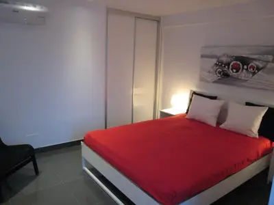 Großes Doppelbett im Hauptschlafzimmer, das en suite Bad macht es Perfekt.