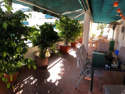 Balkon. Überdachter Teil der Terrasse