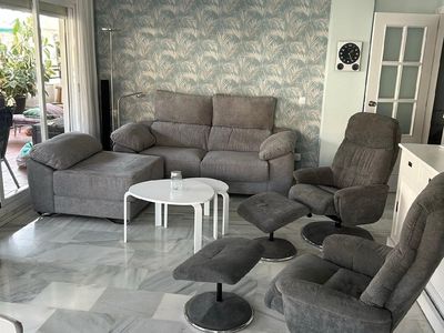 Wohnbereich mit Couch und zwei Fernsehsesseln