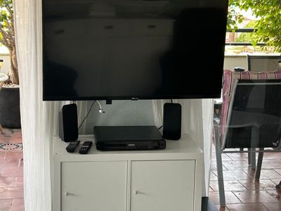 Smart TV mit internationalen TV- und Radiokanälen, ein weiterer befindet sich auf der Terrasse