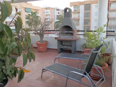 Balkon. Viele Pflanzen und Steingrill