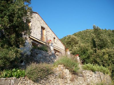 Haus mit Terrasse, Balkontür und Fenster eines Schlafzimmers im ersten Stock